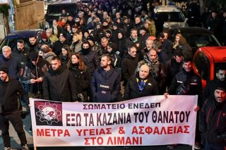 Κλείνουν τη λεωφόρο Δημοκρατίας και ζητούν οξυγόνο στο Πέραμα